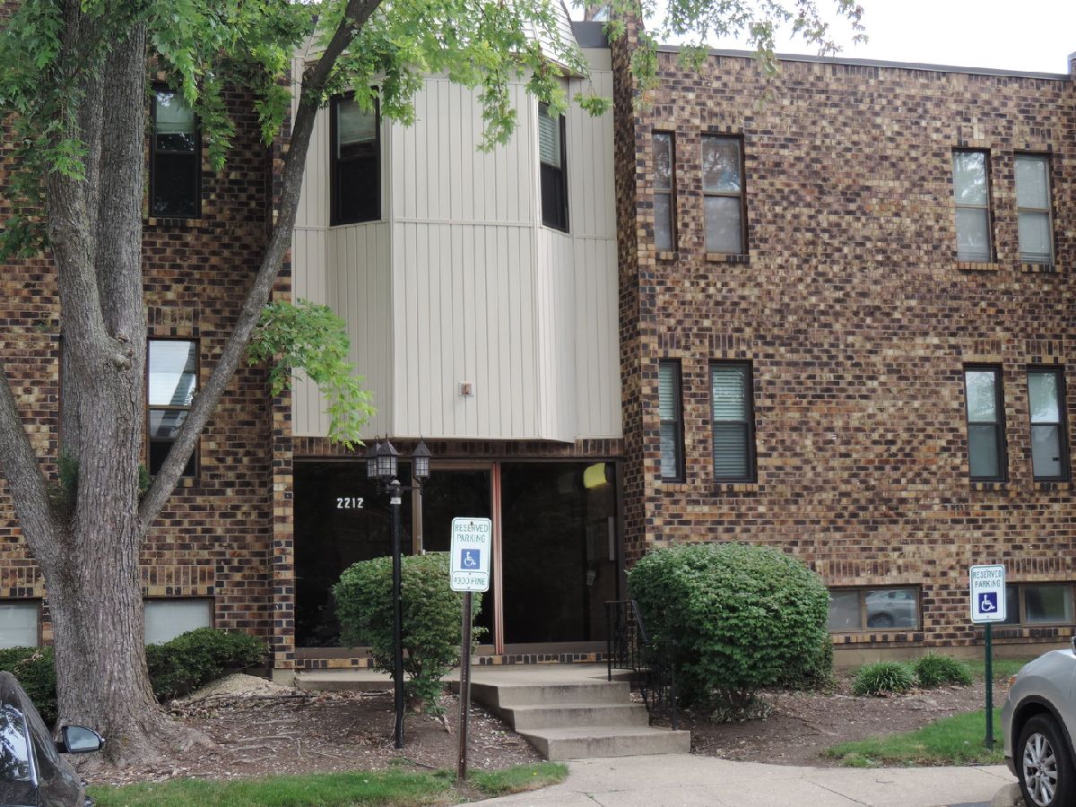 Condominiums & Homes Rented Country Club Woodridge Illinois, 2212 Country Club