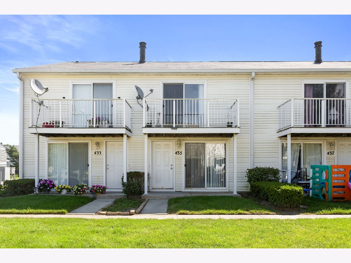 Townhomes & Condos Sold Meadow Green Round Lake Beach Illinois, 435 Meadow Green