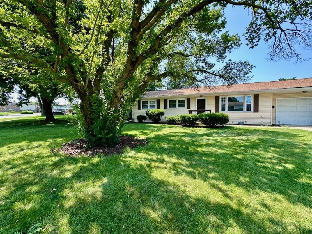 Homes & Condos & Townhomes Sold Fairway Knolls Bloomington Illinois, 217 Sherwood