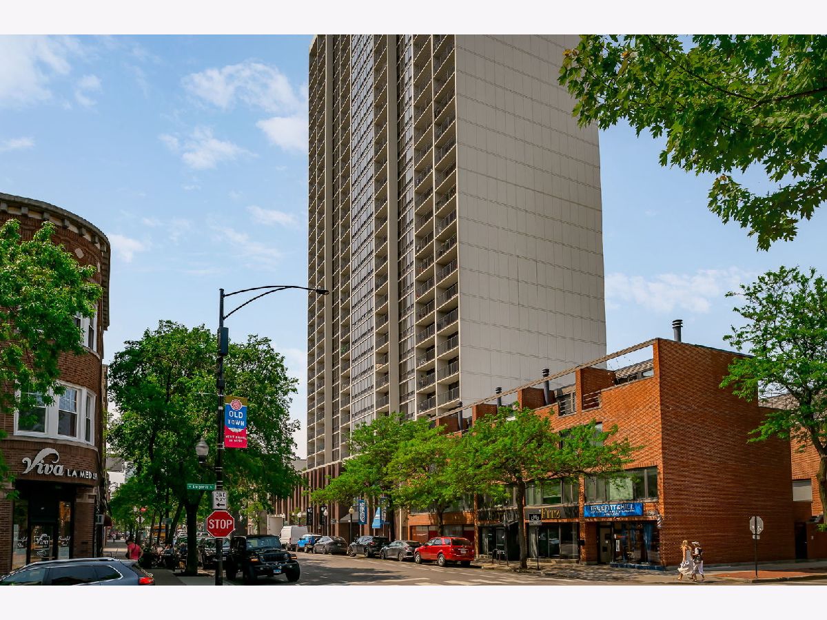 Condominiums For Sale Americana Towers Chicago Illinois, 1636 Wells Street