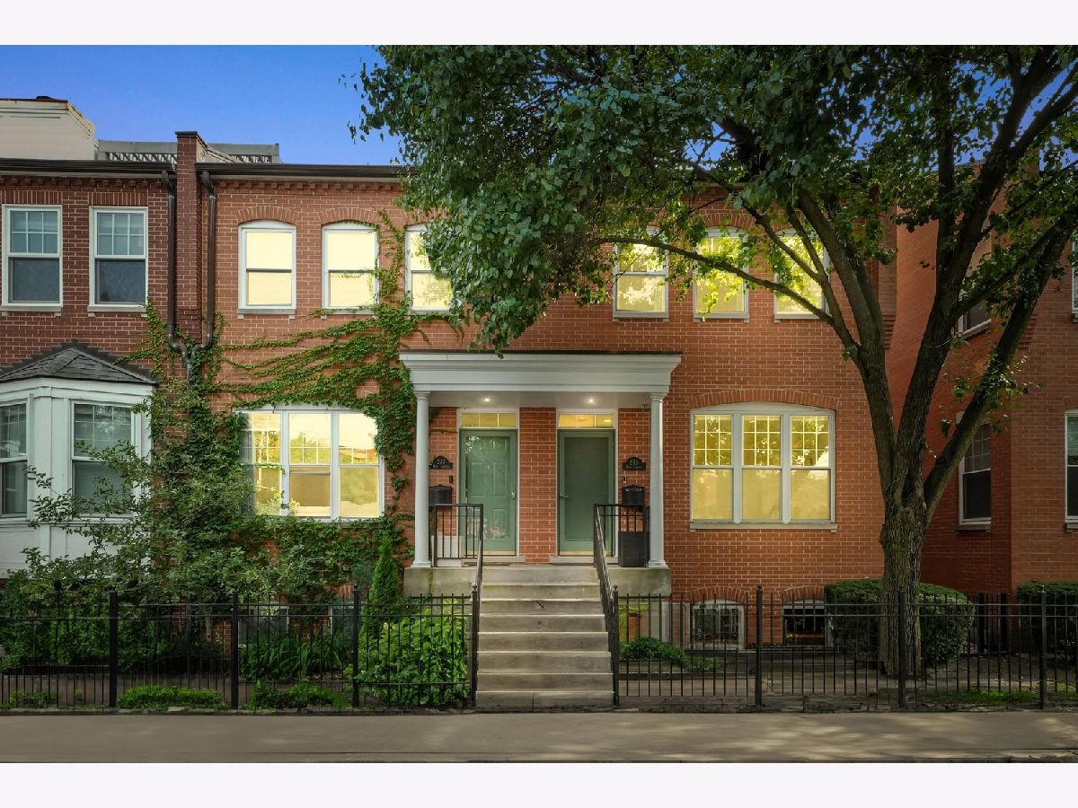 Townhomes & Condos & Homes Sold Old Town Square Chicago Illinois, 235 Goethe