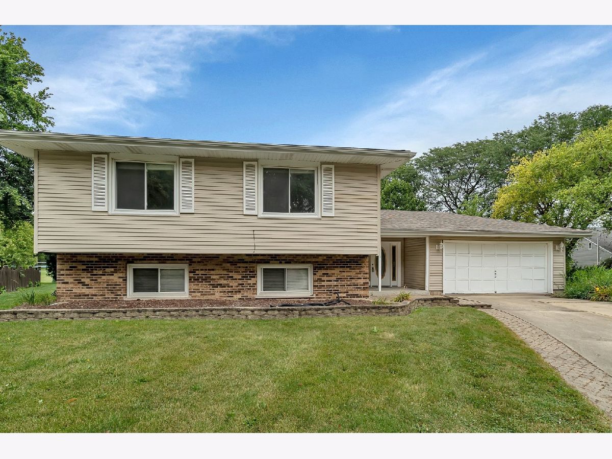 Homes & Condos & Townhomes Rented Green Trails Lisle Illinois, 6411 Berkshire