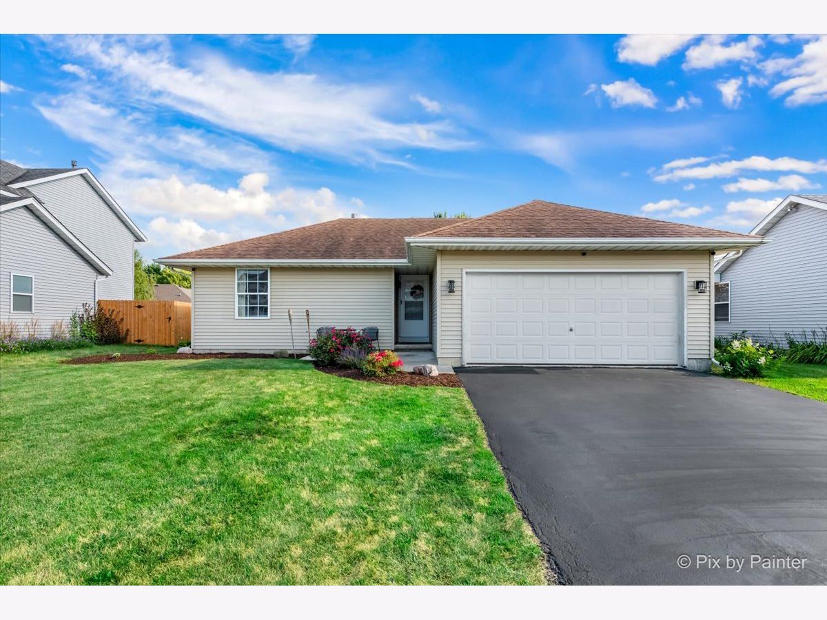 Homes & Condos & Townhomes Sold Willow Glen Genoa Illinois, 724 Redwood