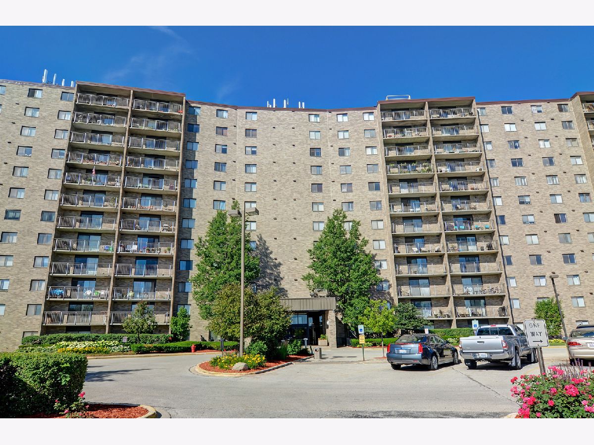 Condominiums Sold Lake Hinsdale Towers Willowbrook Illinois, 6340 Americana