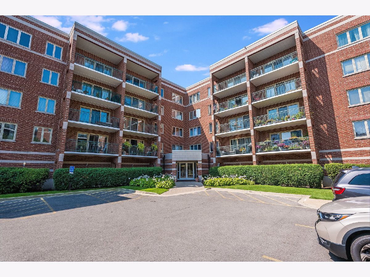 Condominiums Sold Glenlake Chicago Illinois, 6461 Warner