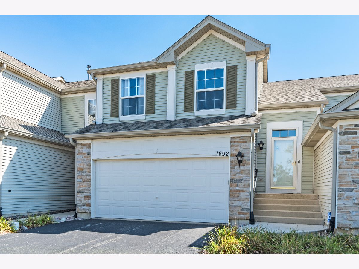 Townhomes & Condos & Homes Rented Grand Pointe Trails Aurora Illinois, 1692 Fredericksburg