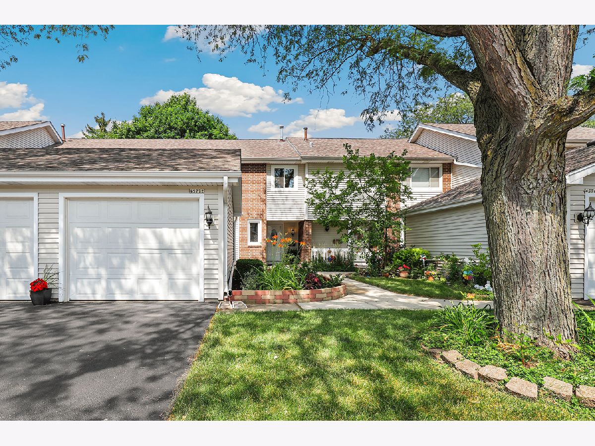 Townhomes & Homes Sold Country Lakes Naperville Illinois, 4S772 Innisbrook