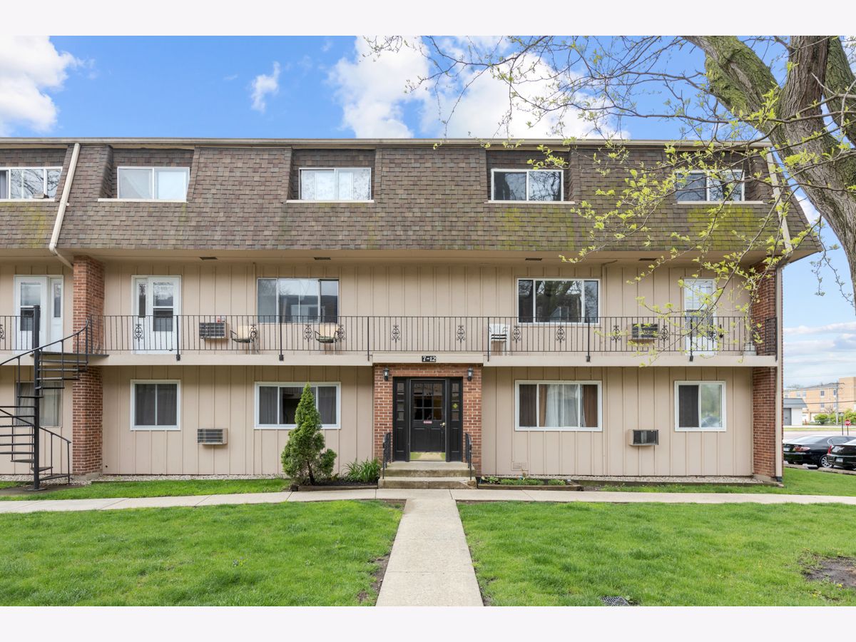 Condominiums Sold Coach Light Rolling Meadows Illinois, 2300 Algonquin