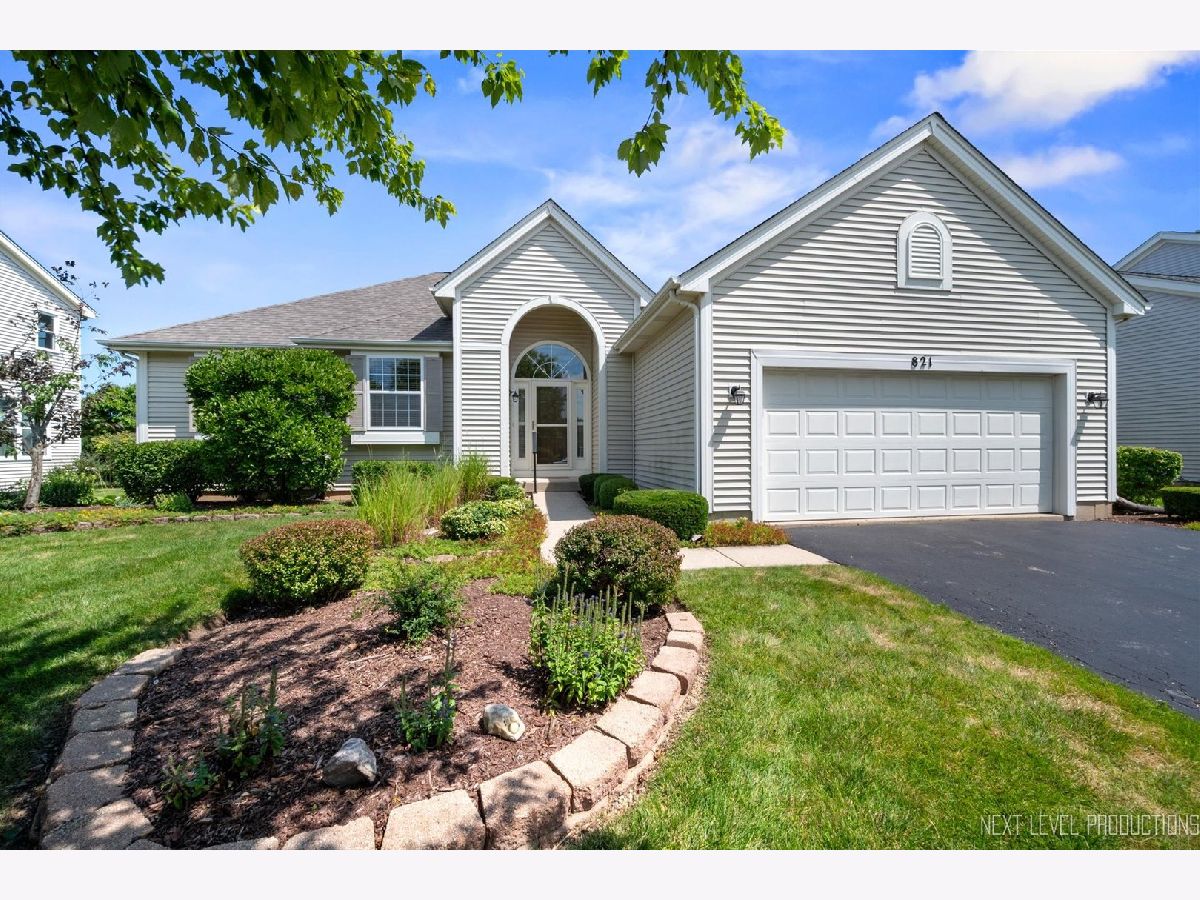 Homes Sold Columbine Square Elgin Illinois, 821 Columbine
