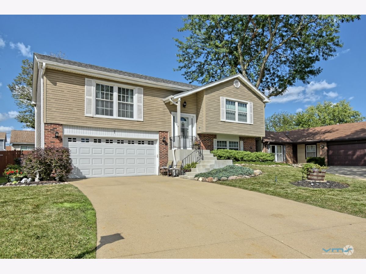 Homes Sold New England Village Streamwood Illinois, 7 Clairidge