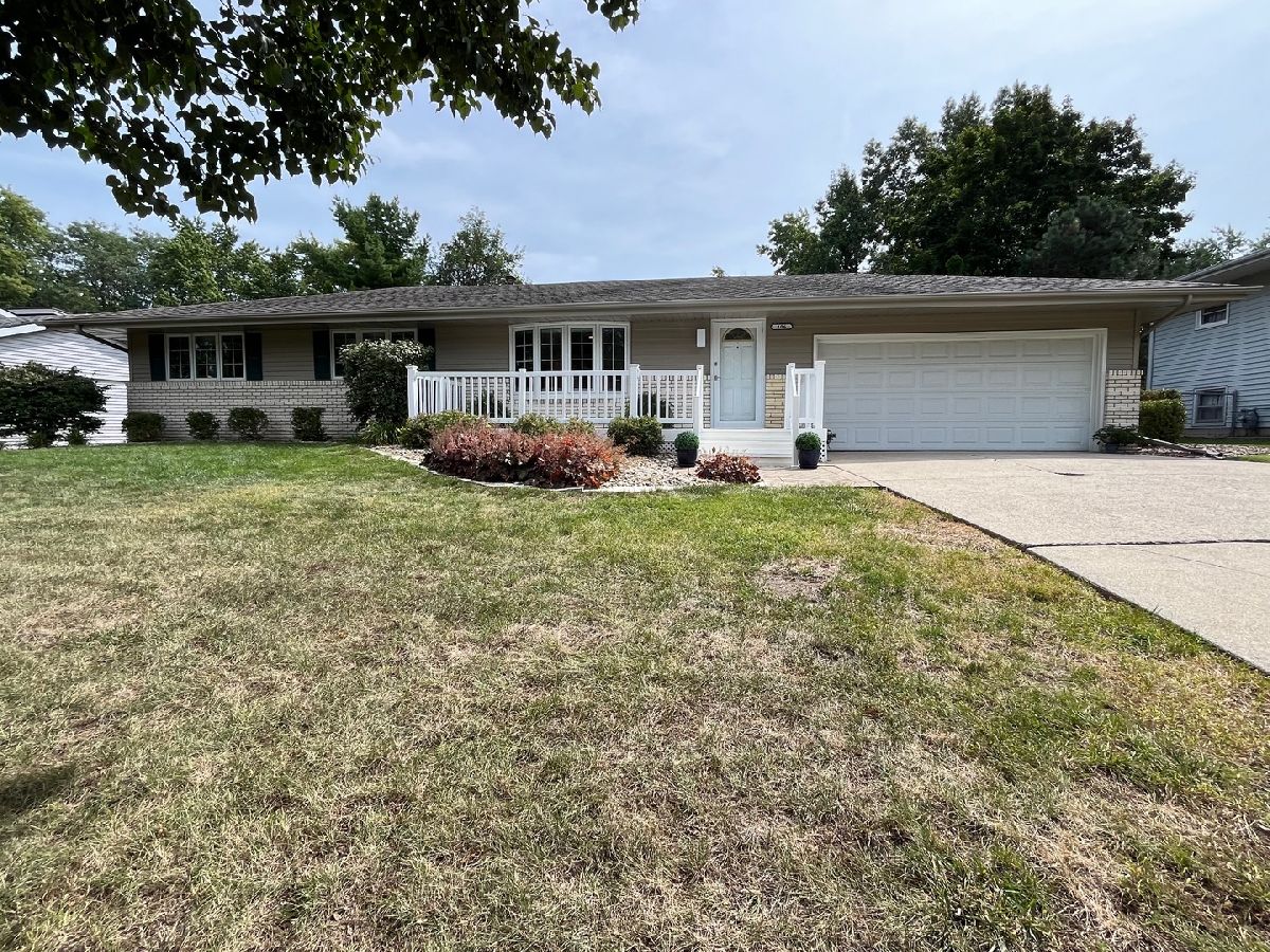 Homes & Condos & Townhomes Sold Washington East Bloomington Illinois, 106 Camelot