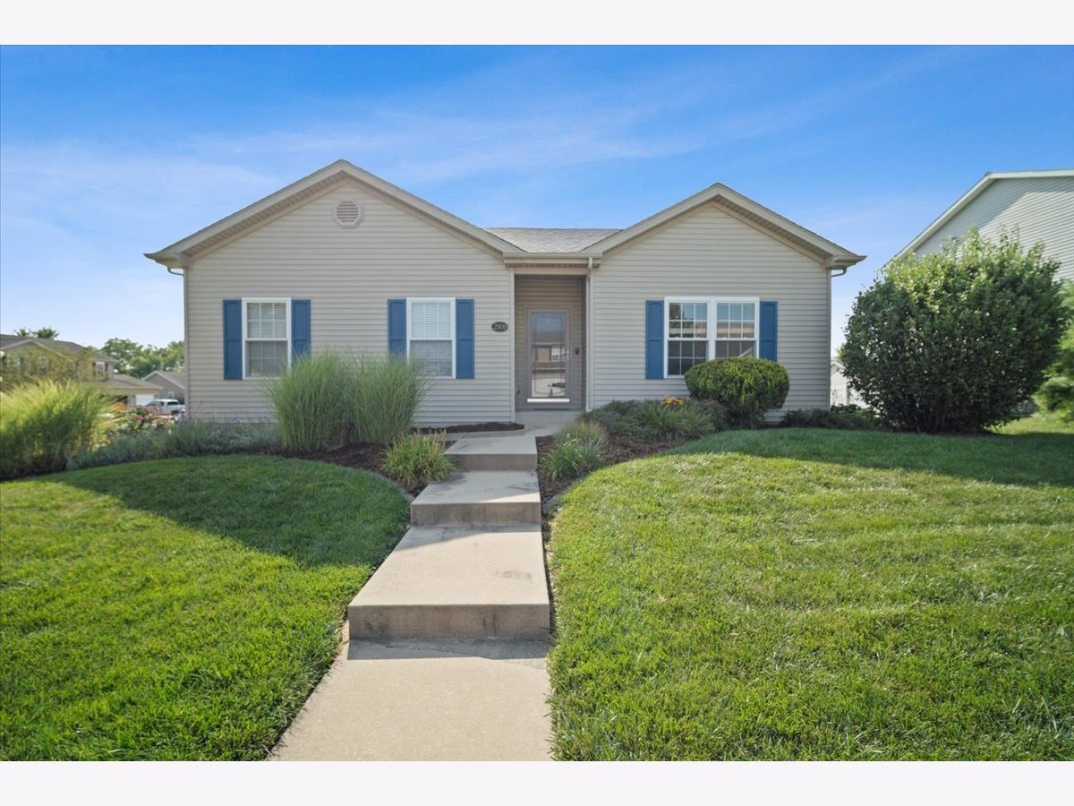 Homes & Condos & Townhomes Sold Cedar Ridge Bloomington Illinois, 2909 Red Oak