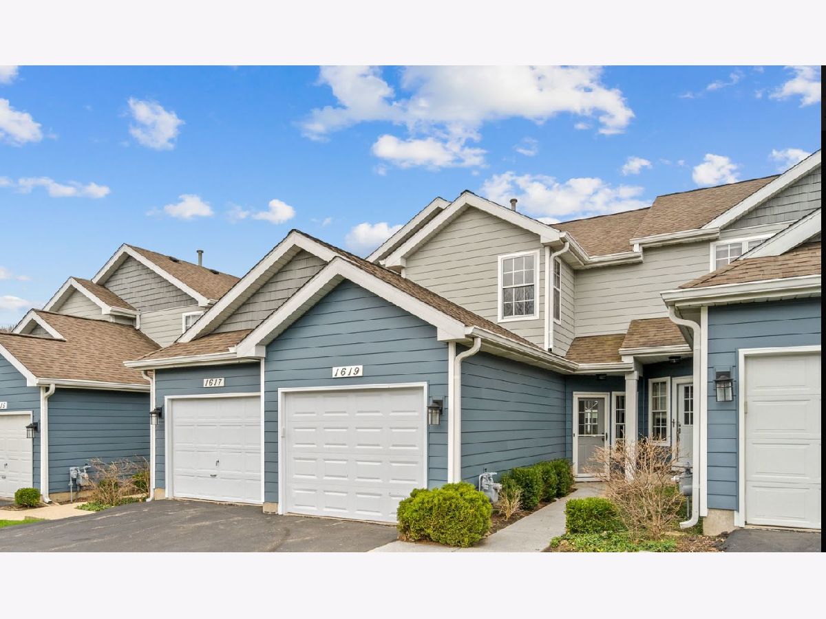 Townhomes Rented Woodhaven Mundelein Illinois, 1619 Woodcrest