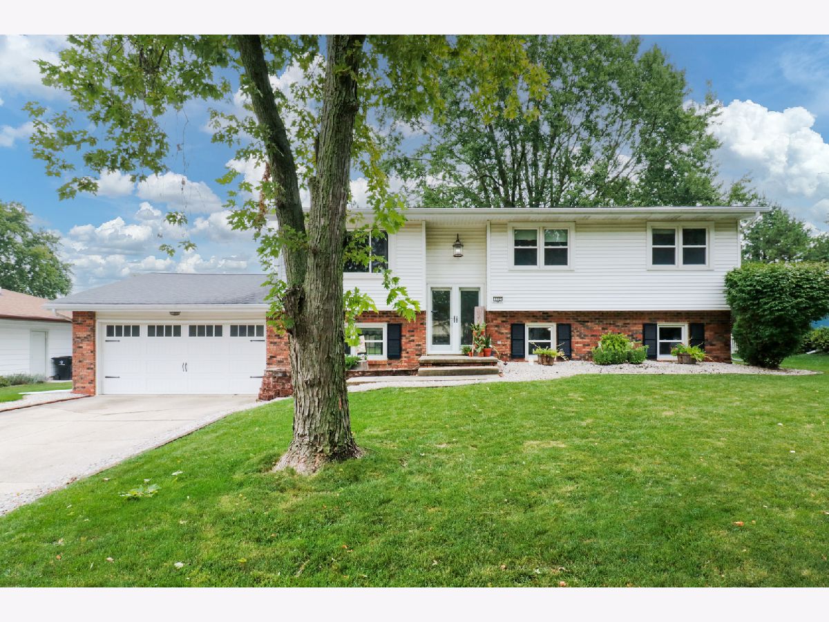 Homes & Condos & Townhomes Sold Washington East Bloomington Illinois, 112 Devonshire