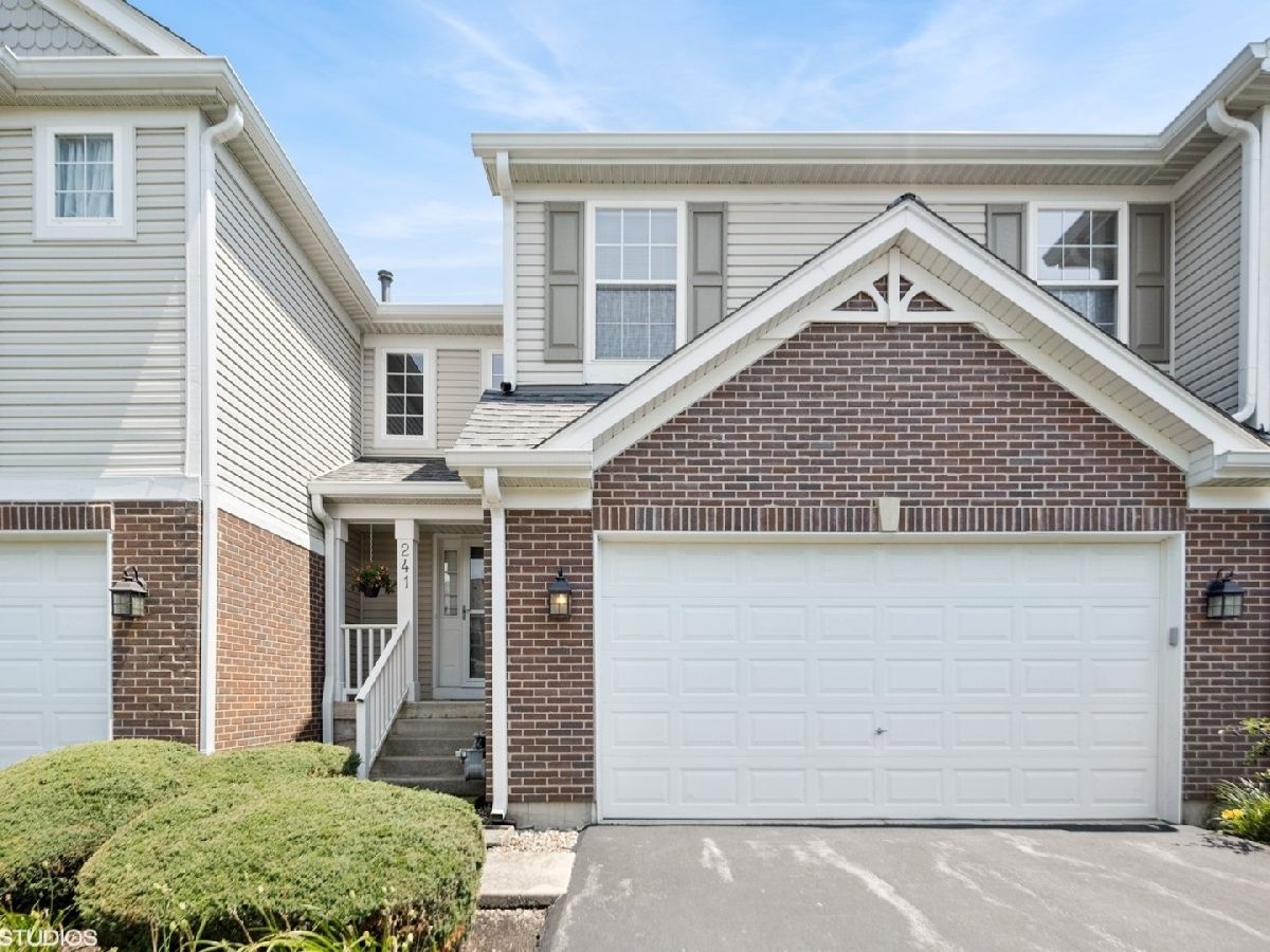 Homes & Townhomes & Condos Sold Fisher Farms Geneva Illinois, 241 Lineas