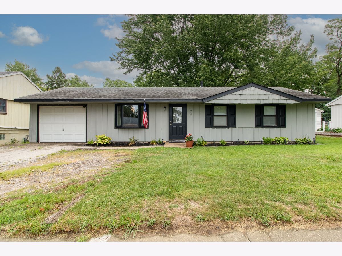 Homes & Condos & Townhomes Sold Holiday Knolls Bloomington Illinois, 1231 Dogwood
