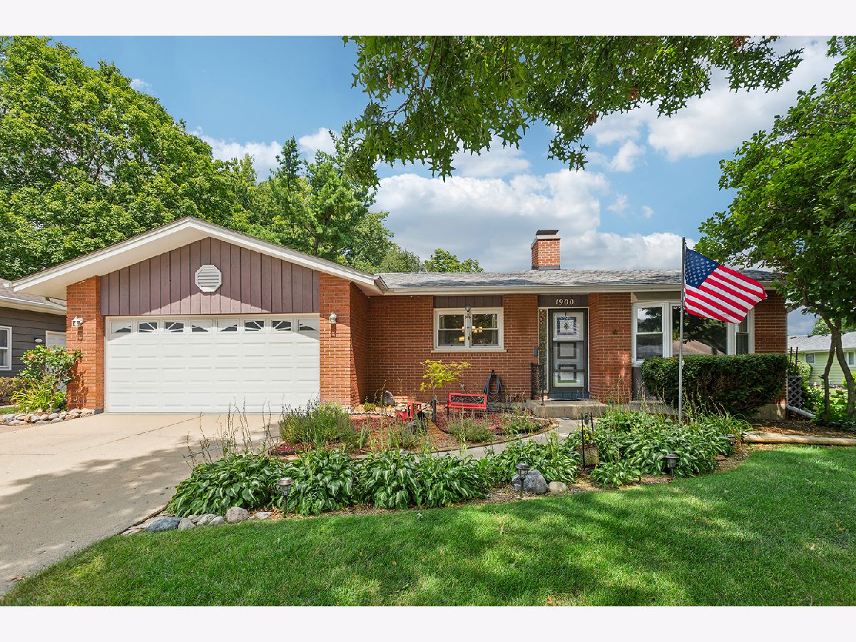 Homes & Condos & Townhomes Sold Country Knolls Elgin Illinois, 1900 Country Knoll