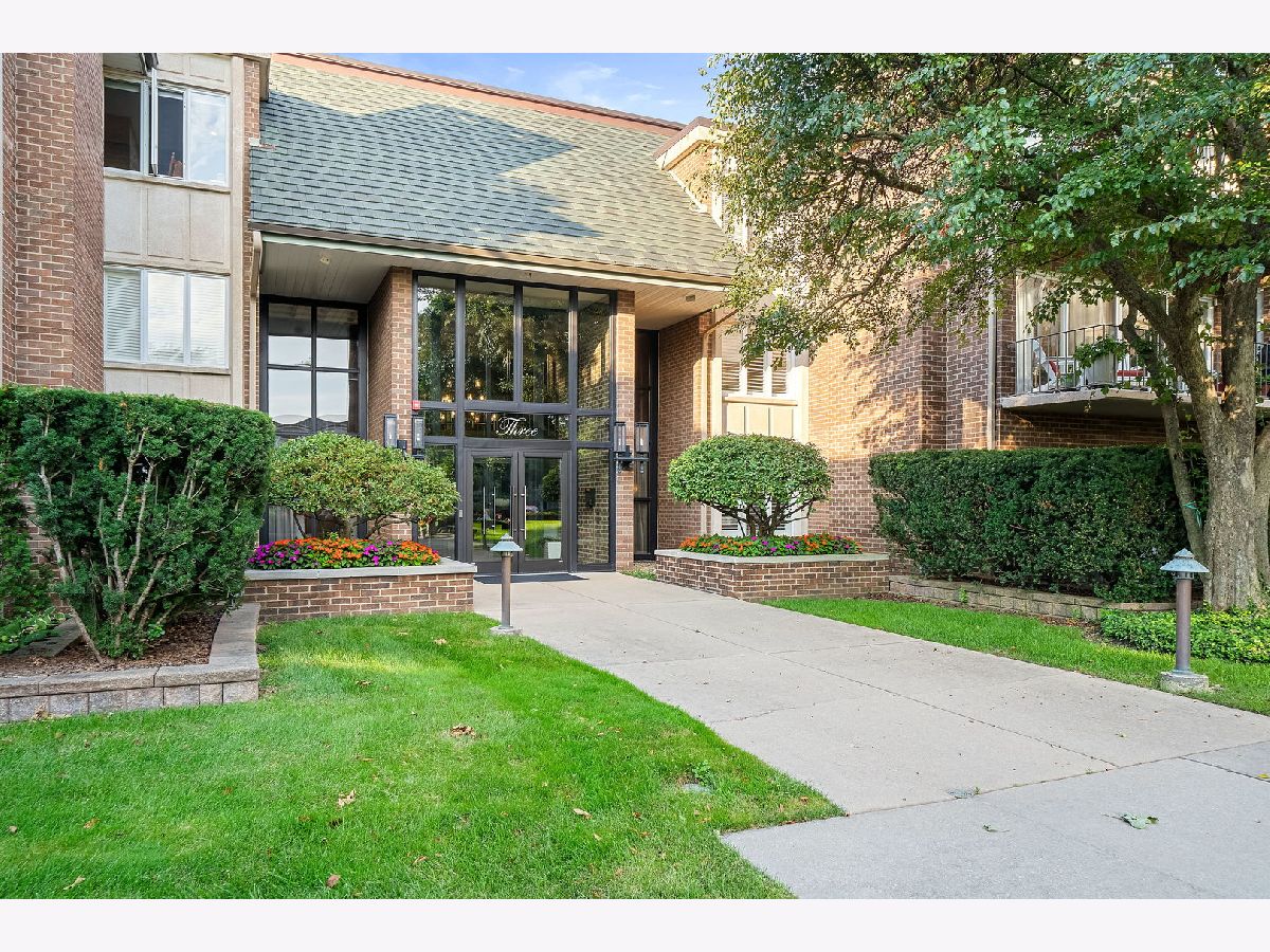 Condominiums Sold Oak Brook Club Oak Brook Illinois, 3 Oak Brook Club