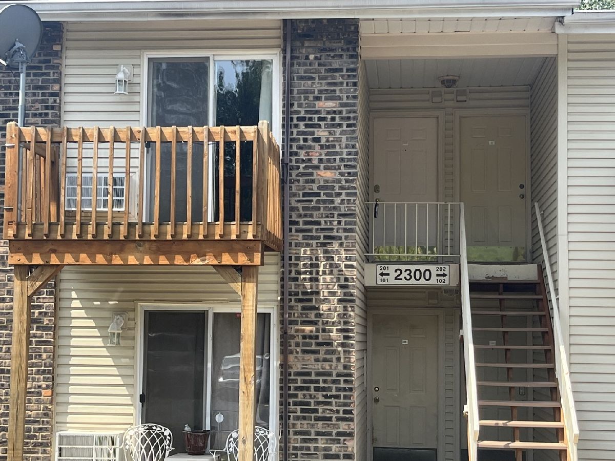 Condominiums Sold Deer Run Oswego Illinois, 2300 Light