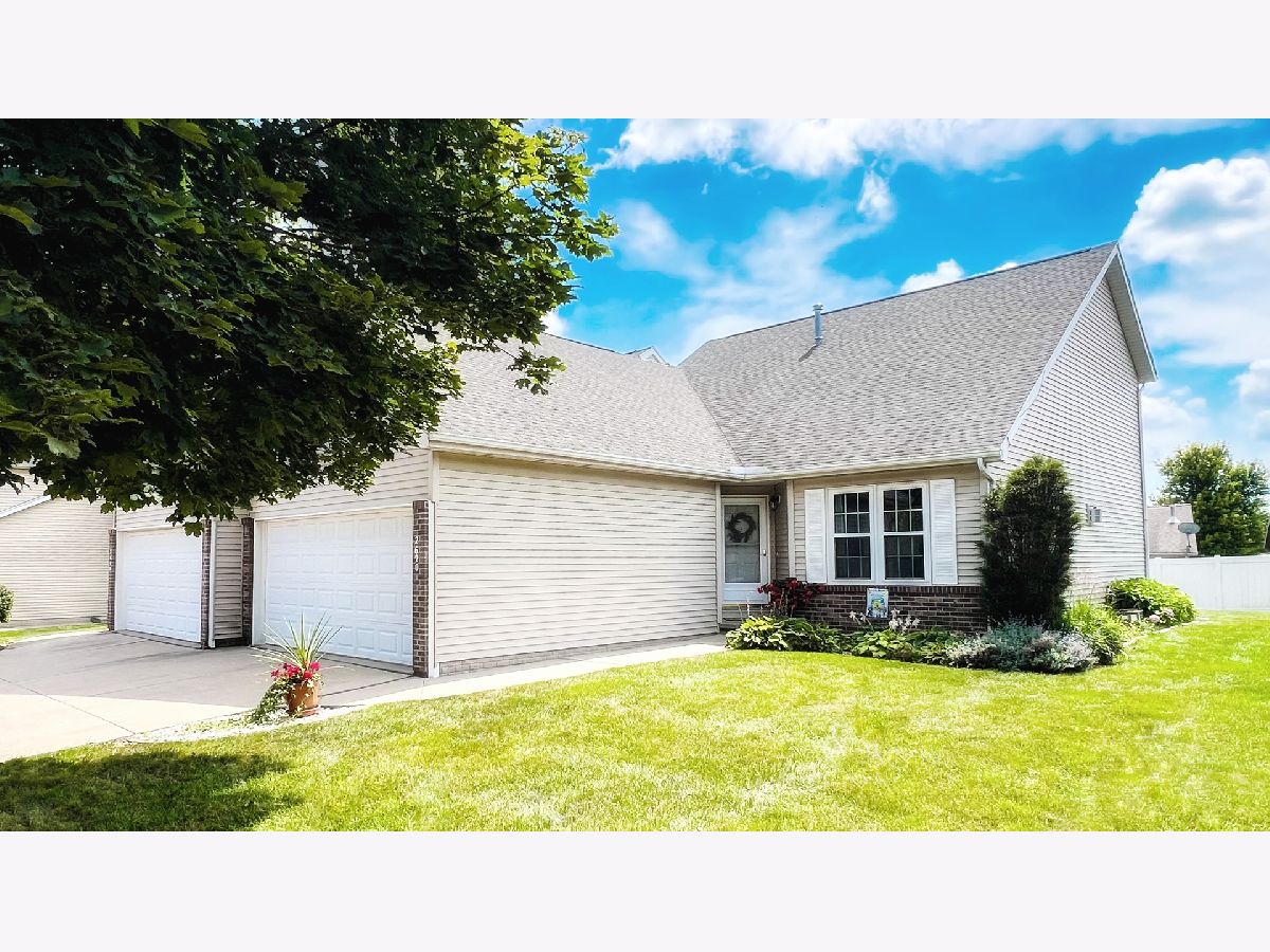Homes & Condos & Townhomes Sold Fox Creek Village Bloomington Illinois, 2620 Westbrook
