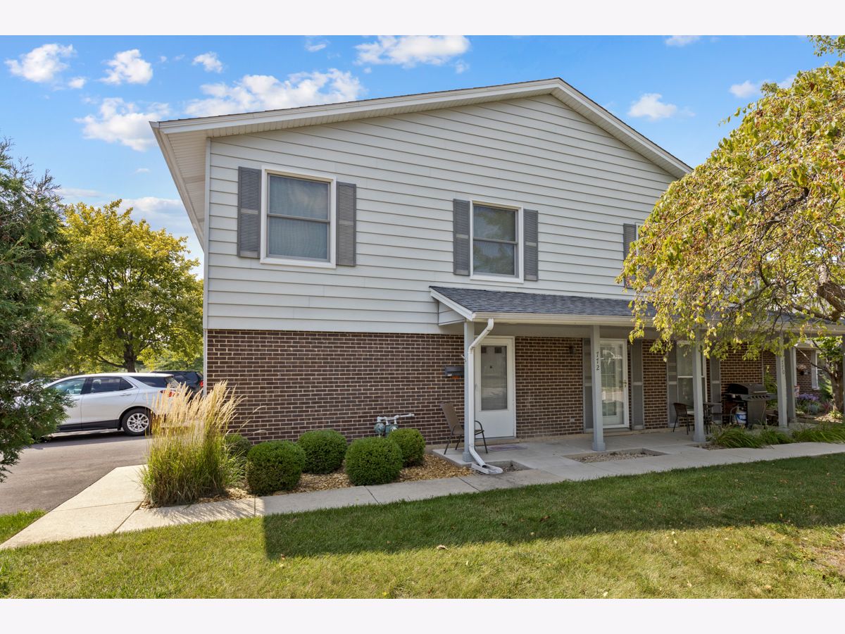 Townhomes & Condos & Homes Rented Elk Grove Estates Elk Grove Village Illinois, 772 Leicester