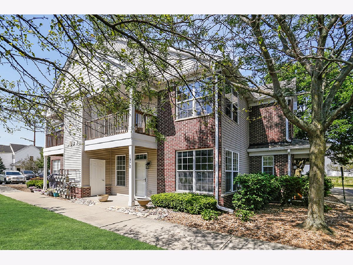 Townhomes & Condos & Homes Sold Walnut Trails Shorewood Illinois, 1970 Parkside