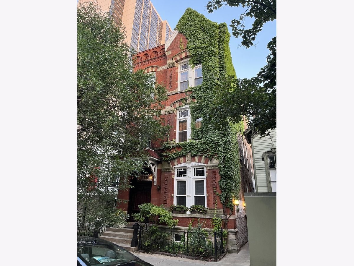 Condominiums & Homes Rented Old Town Chicago Illinois, 221 Eugenie