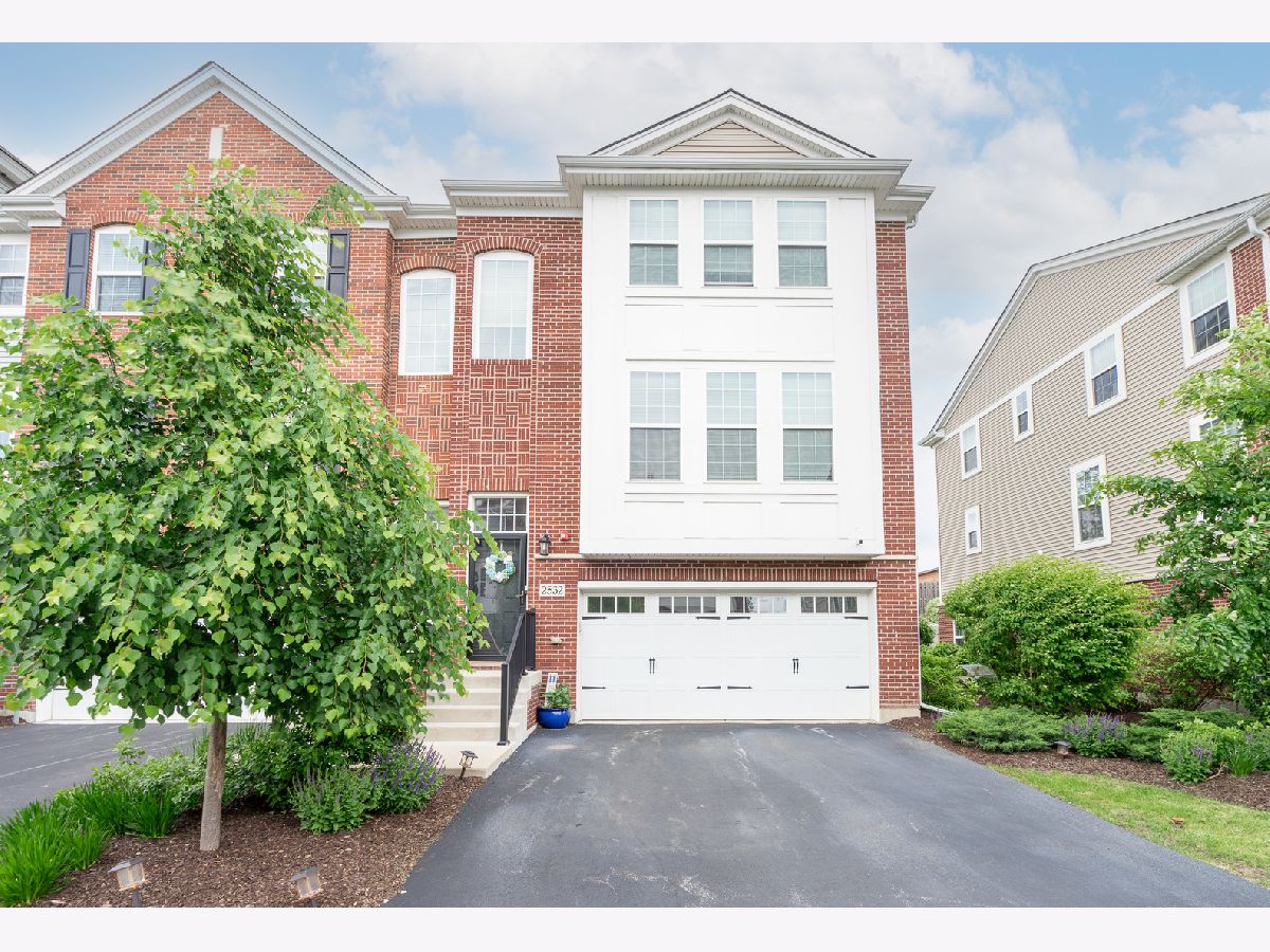 Condos & Townhomes Sold Woodview Woodridge Illinois, 2532 Huntleigh