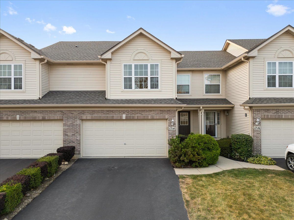 Townhomes & Homes Sold Oak Ridge Elgin Illinois, 1714 Pin Oak