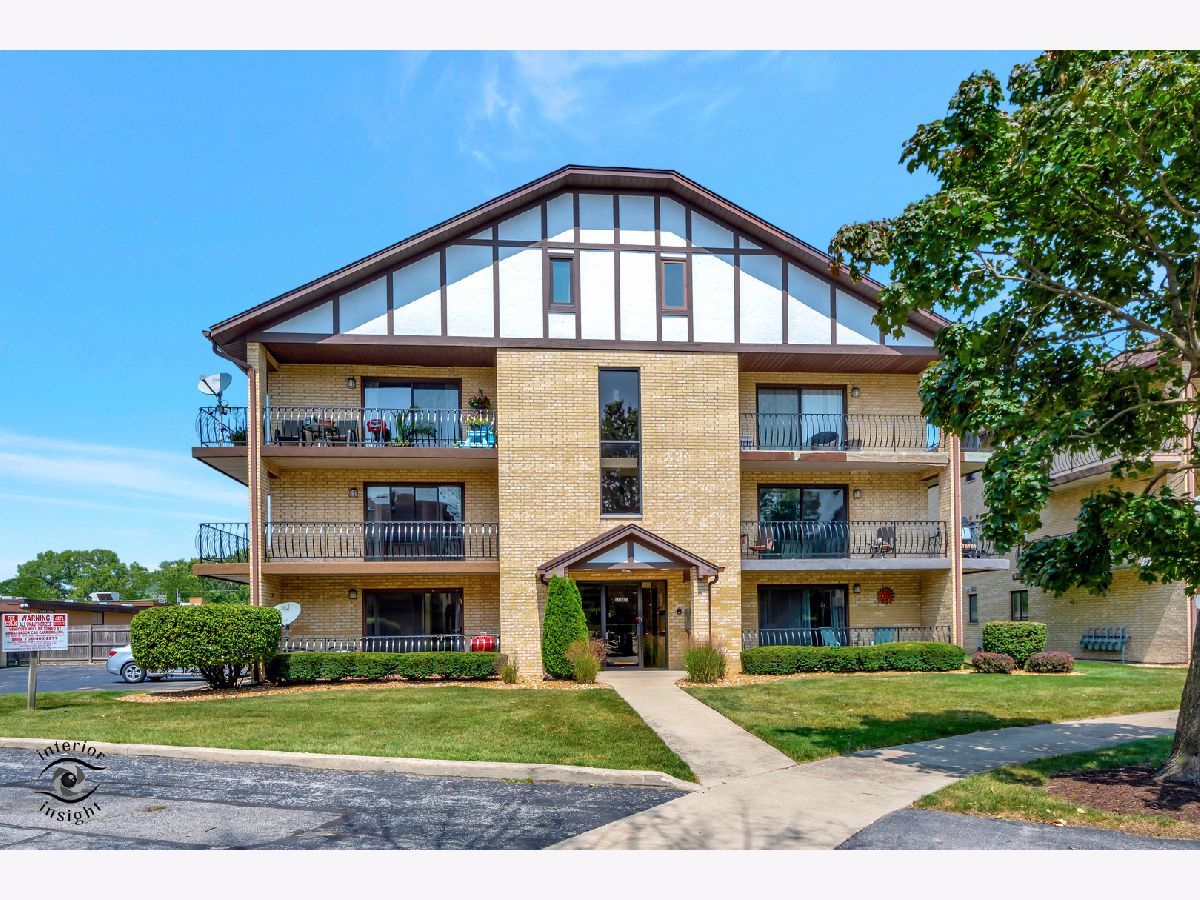 Condominiums Sold Oak Village Tinley Park Illinois, 17940 Royal Oak