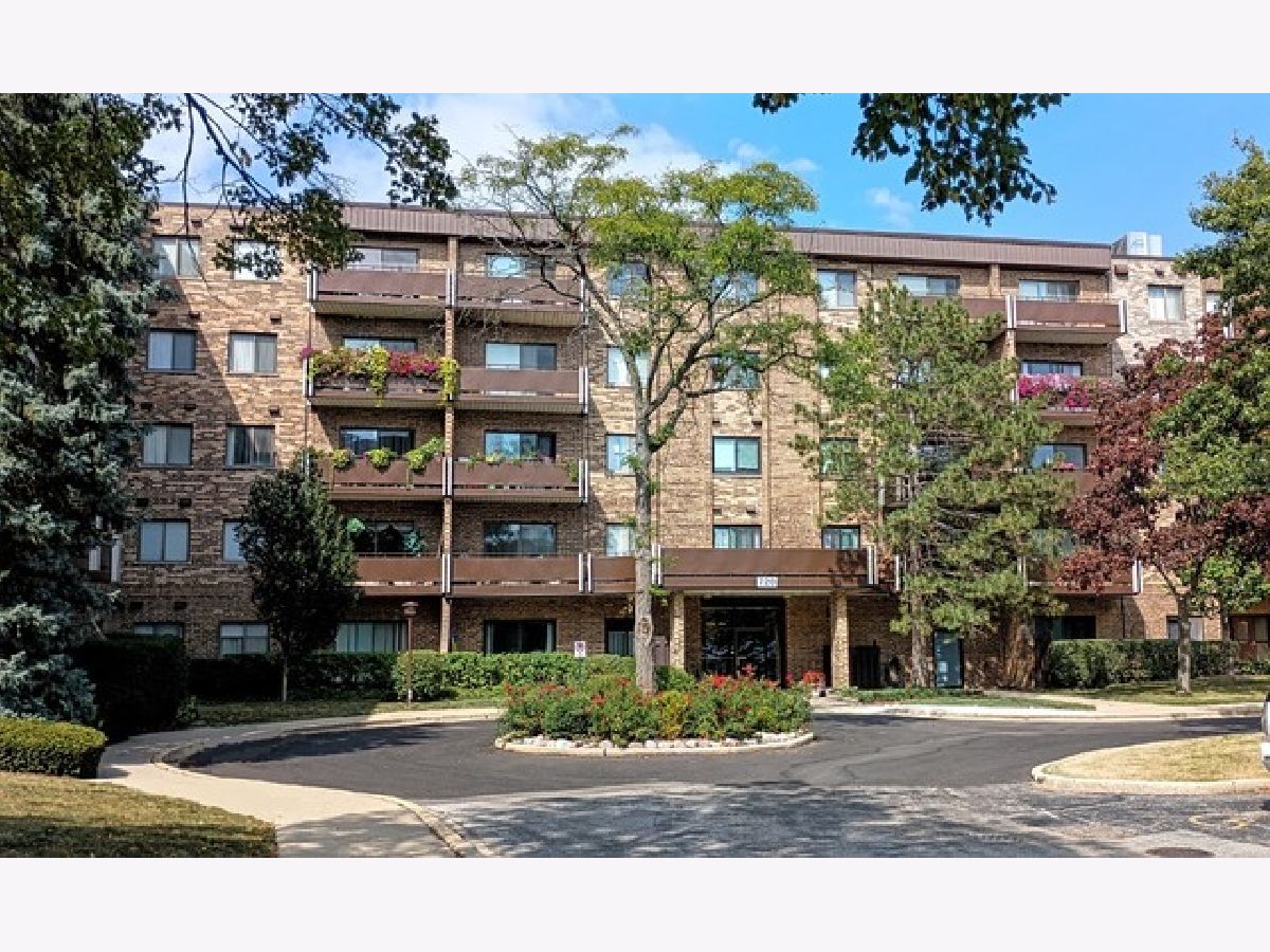 Condominiums Sold Village On The Lake Elk Grove Village Illinois, 720 Wellington