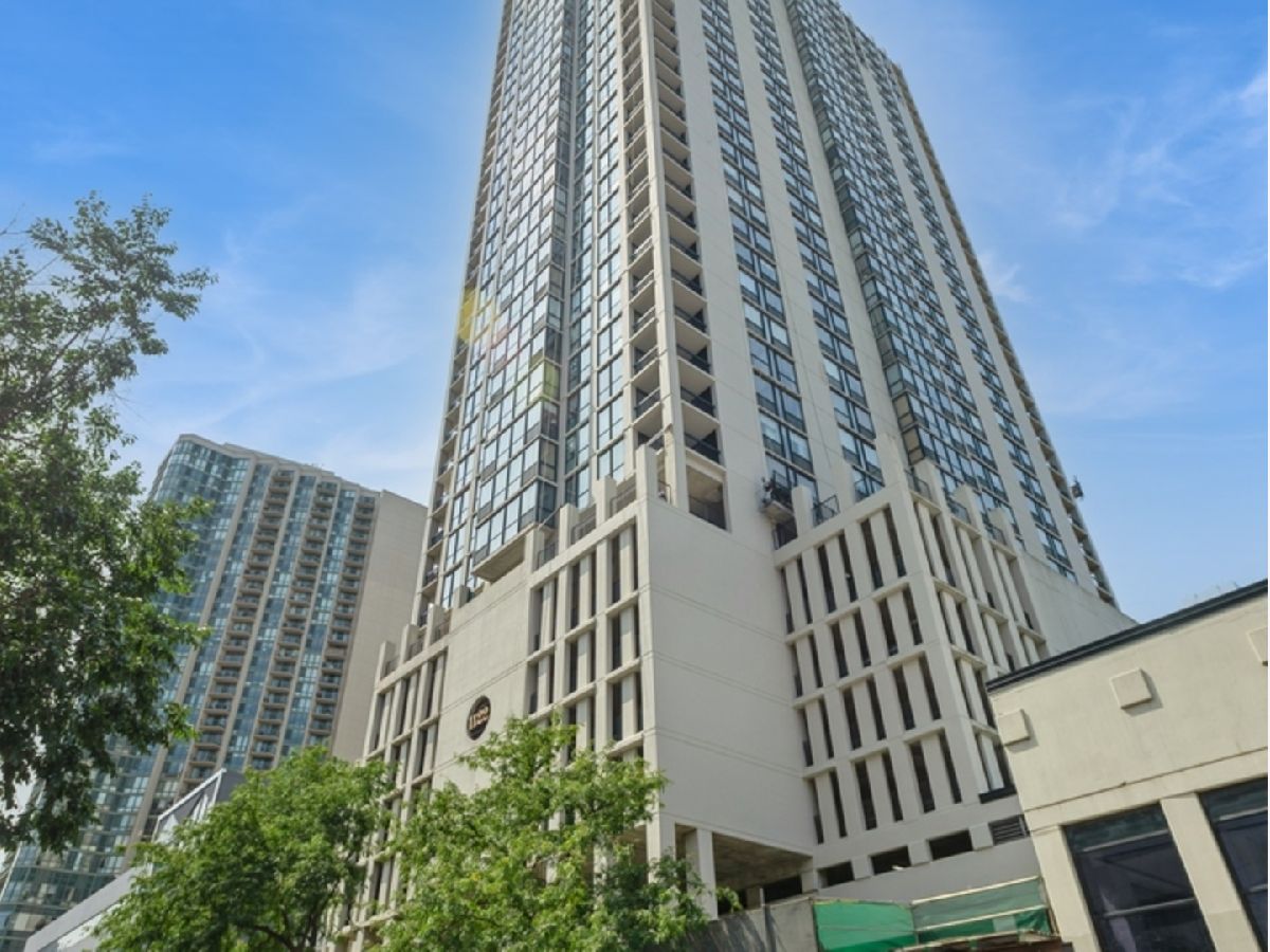 Condominiums Rented Elm At Clark Condos Chicago Illinois, 1122 Clark