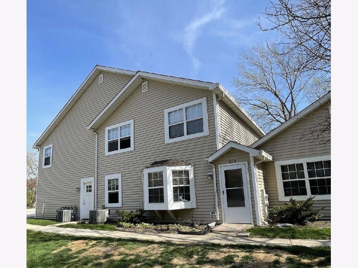 Townhomes & Condos Rented Cornell Lakes Palatine Illinois, 624 Lake Shore