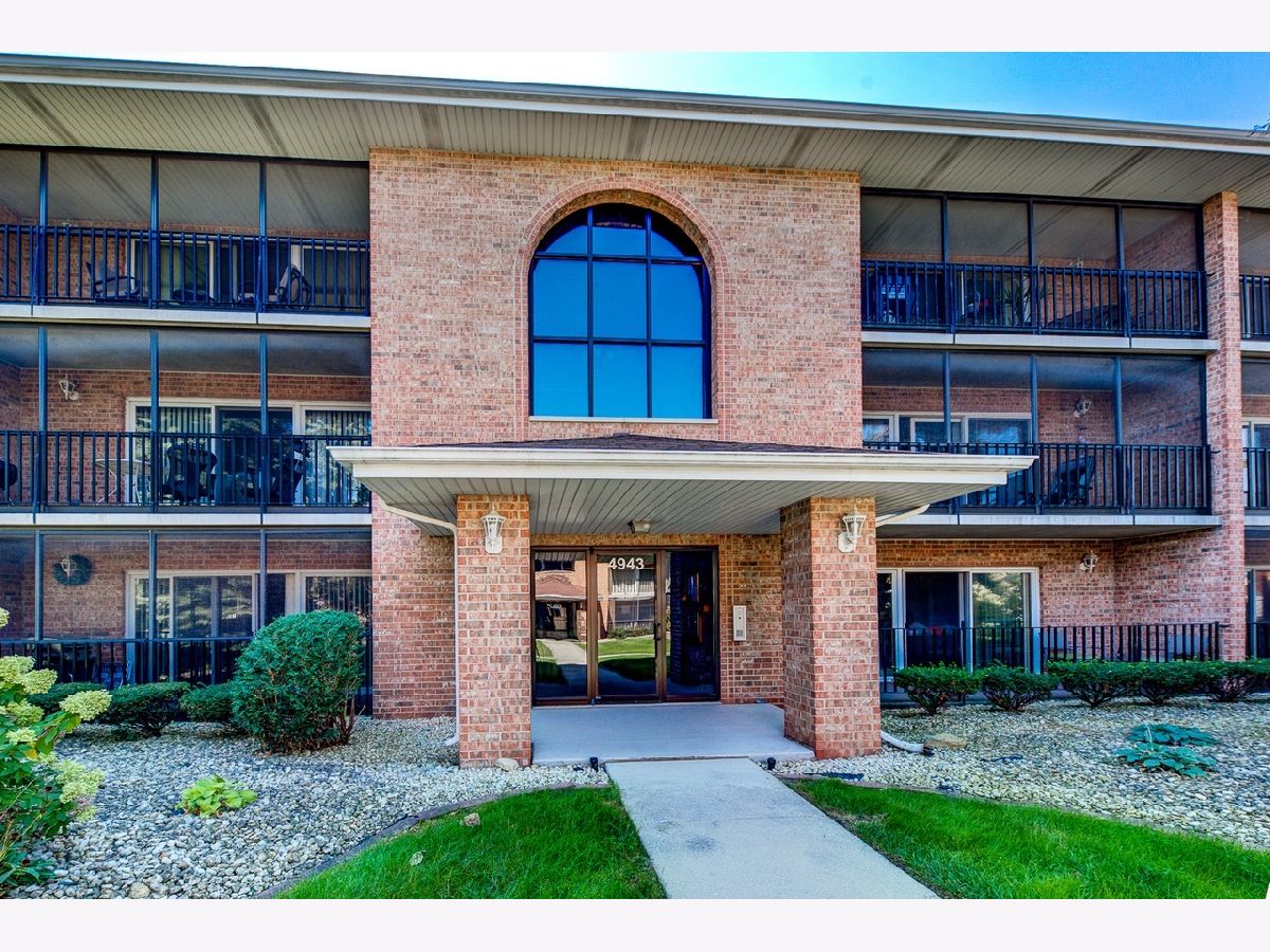 Condominiums Sold Circle Crest East Crestwood Illinois, 4943 Circle