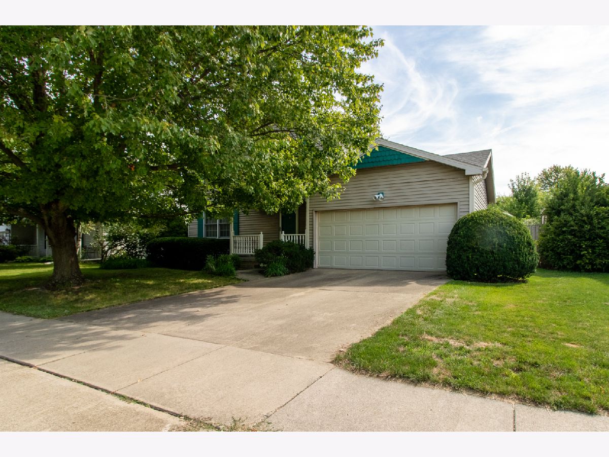 Homes & Condos & Townhomes Sold Highlands Bloomington Illinois, 1319 Mill Creek