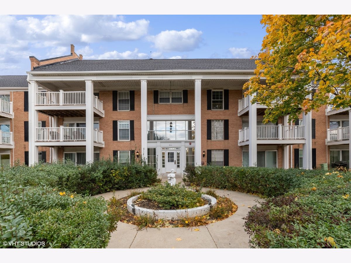 Condominiums Rented Three Fountains On The Lake Rolling Meadows Illinois, 5601 Carriageway