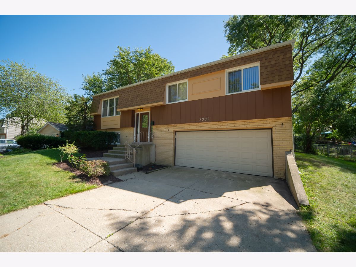 Homes & Townhomes & Condos Rented Briarcliffe Wheaton Illinois, 1302 Oxford