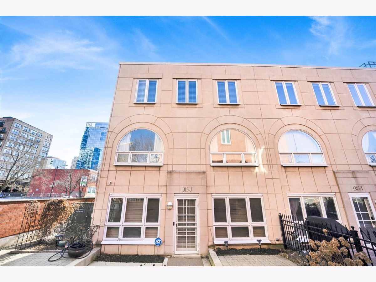 Townhomes Sold Newgate Square Chicago Illinois, 1315 Plymouth