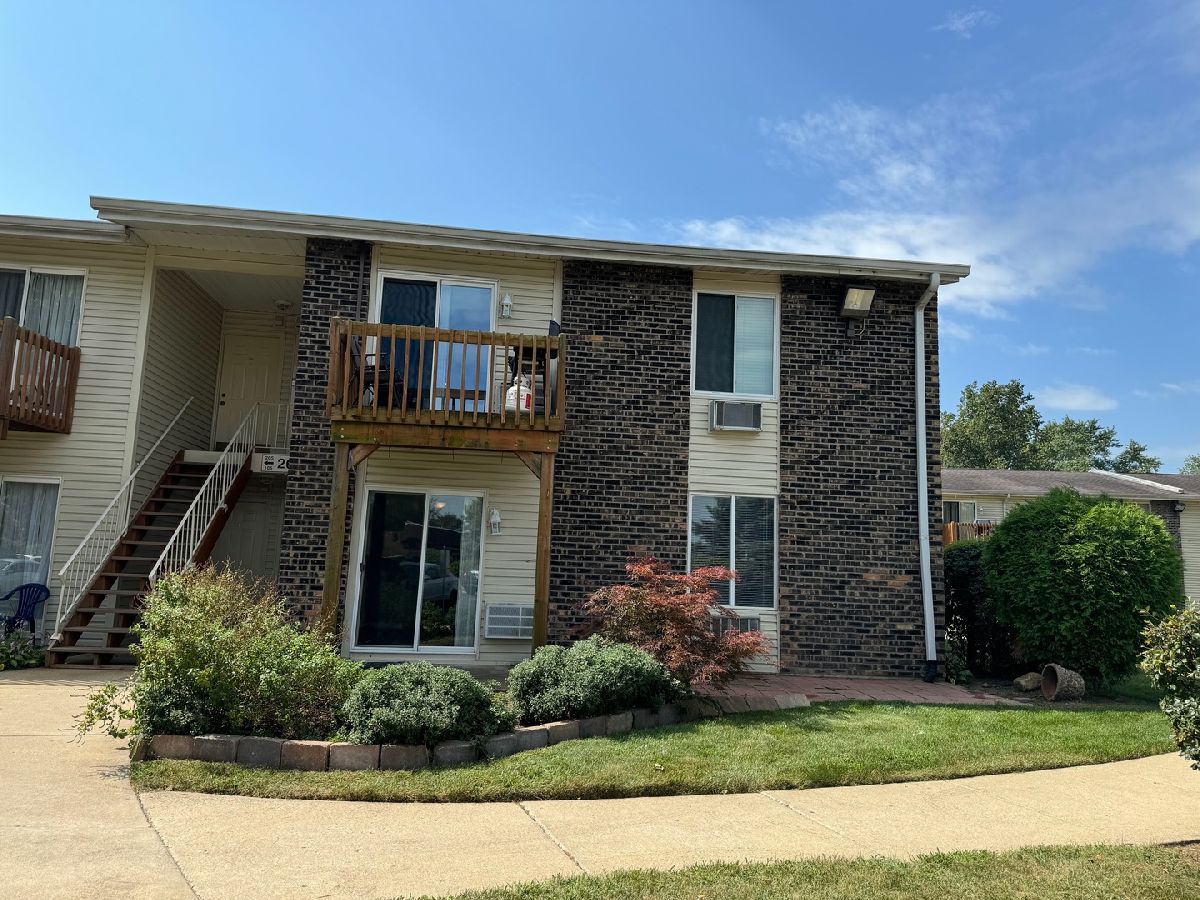 Condominiums Sold Deer Run Oswego Illinois, 2600 Light