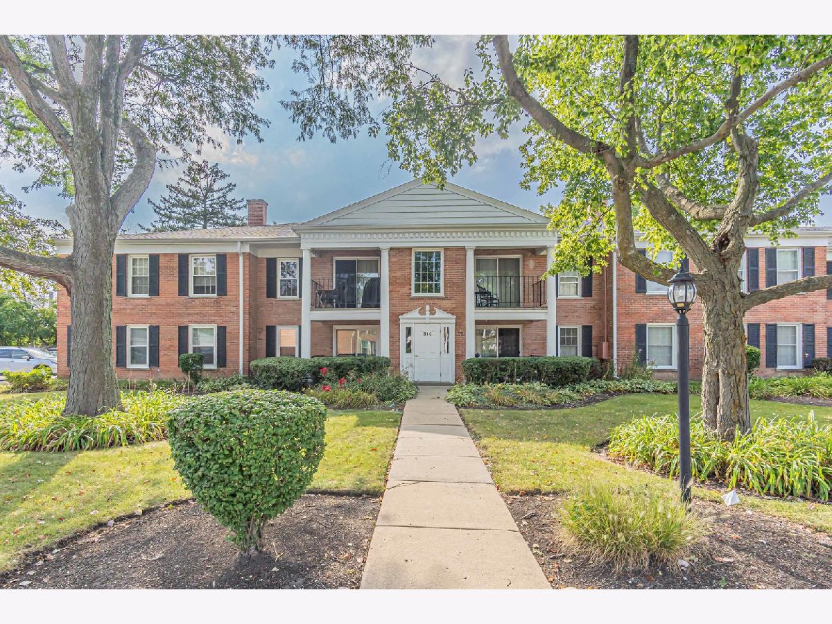 Condos & Townhomes Rented Shorely Woods Barrington Illinois, 510 Shorely