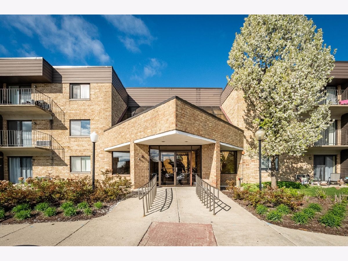 Condominiums Sold Saratoga Rolling Meadows Illinois, 5550 Astor