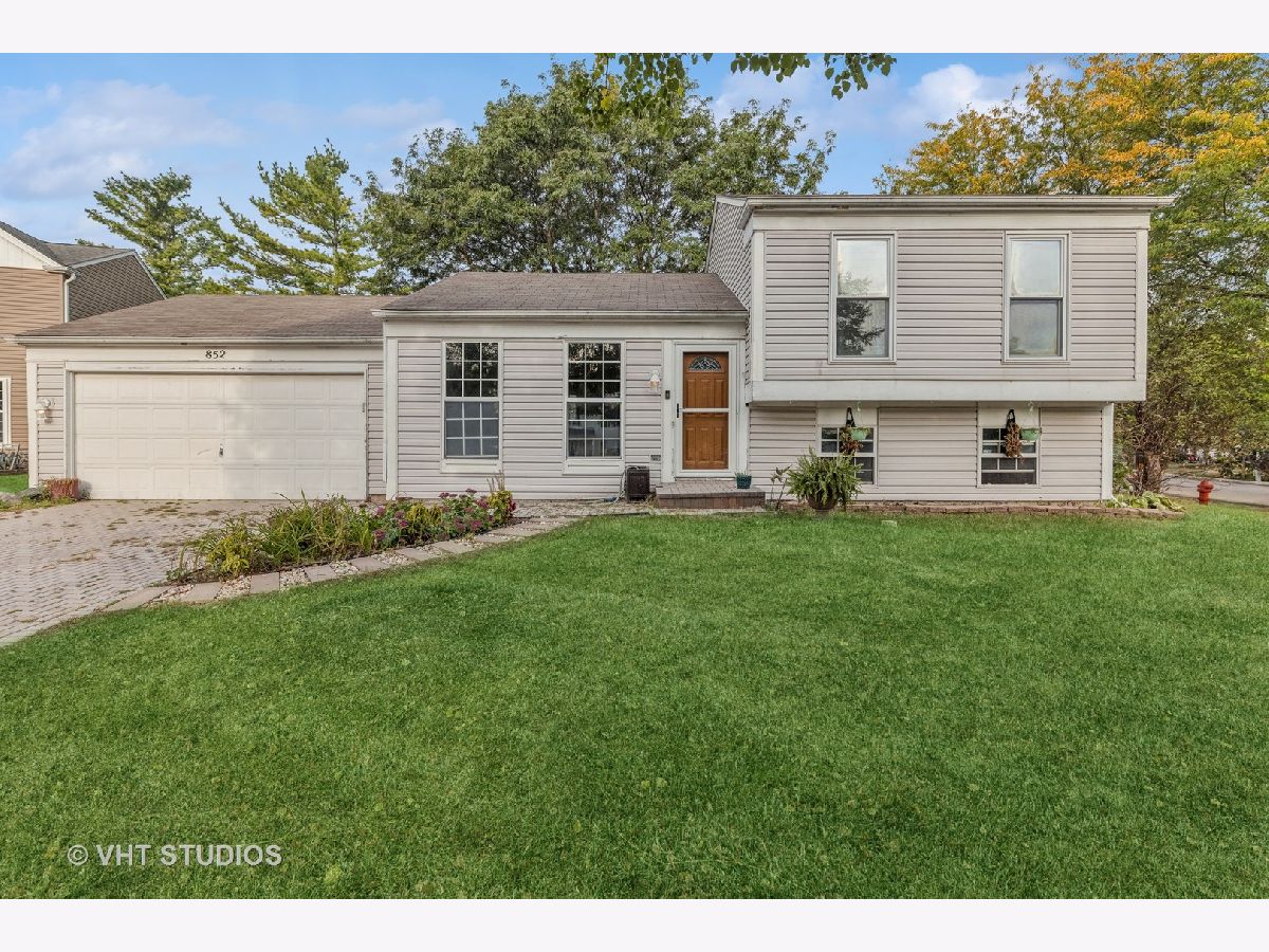 Townhomes & Homes Sold College Green Elgin Illinois, 852 Carnoustie