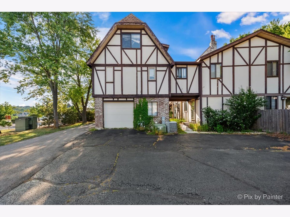 Condos & Townhomes & Homes Sold Old World Village West Dundee Illinois, 828 Village Quarter