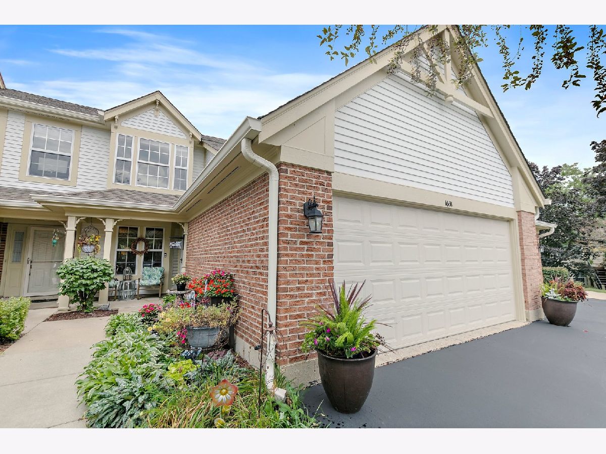 Townhomes & Condos & Homes Sold Essex Village Crystal Lake Illinois, 1691 Pearl