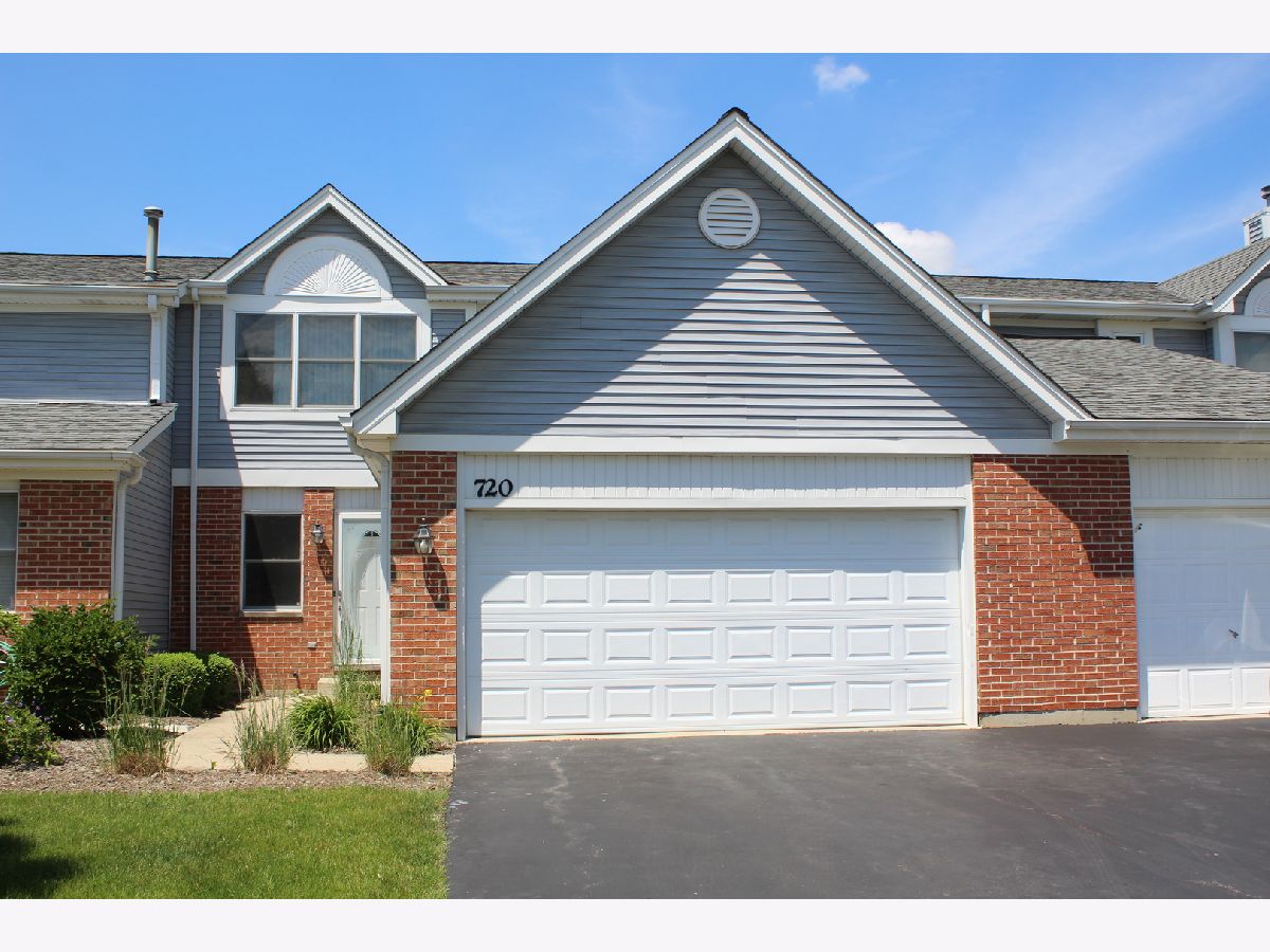 Townhomes & Condos & Homes Rented Elk Trail Carol Stream Illinois, 720 Daybreak