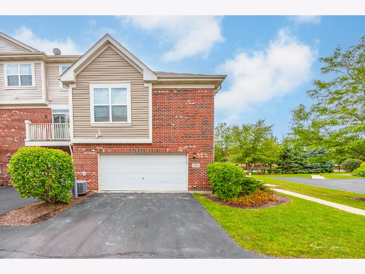 Townhomes Rented Mayfair Naperville Illinois, 2528 Dunraven