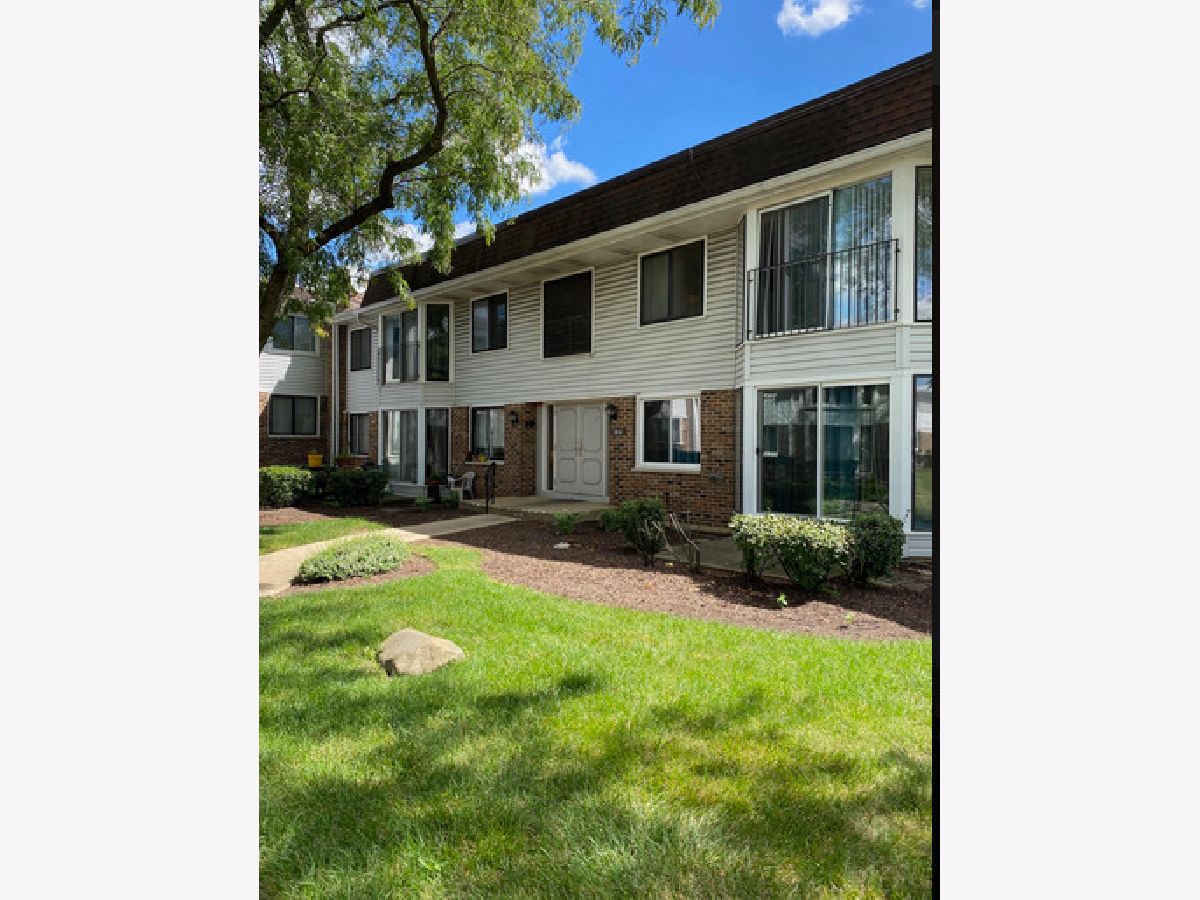 Homes & Condos & Townhomes Rented Winston Hills Woodridge Illinois, 2810 Mitchell