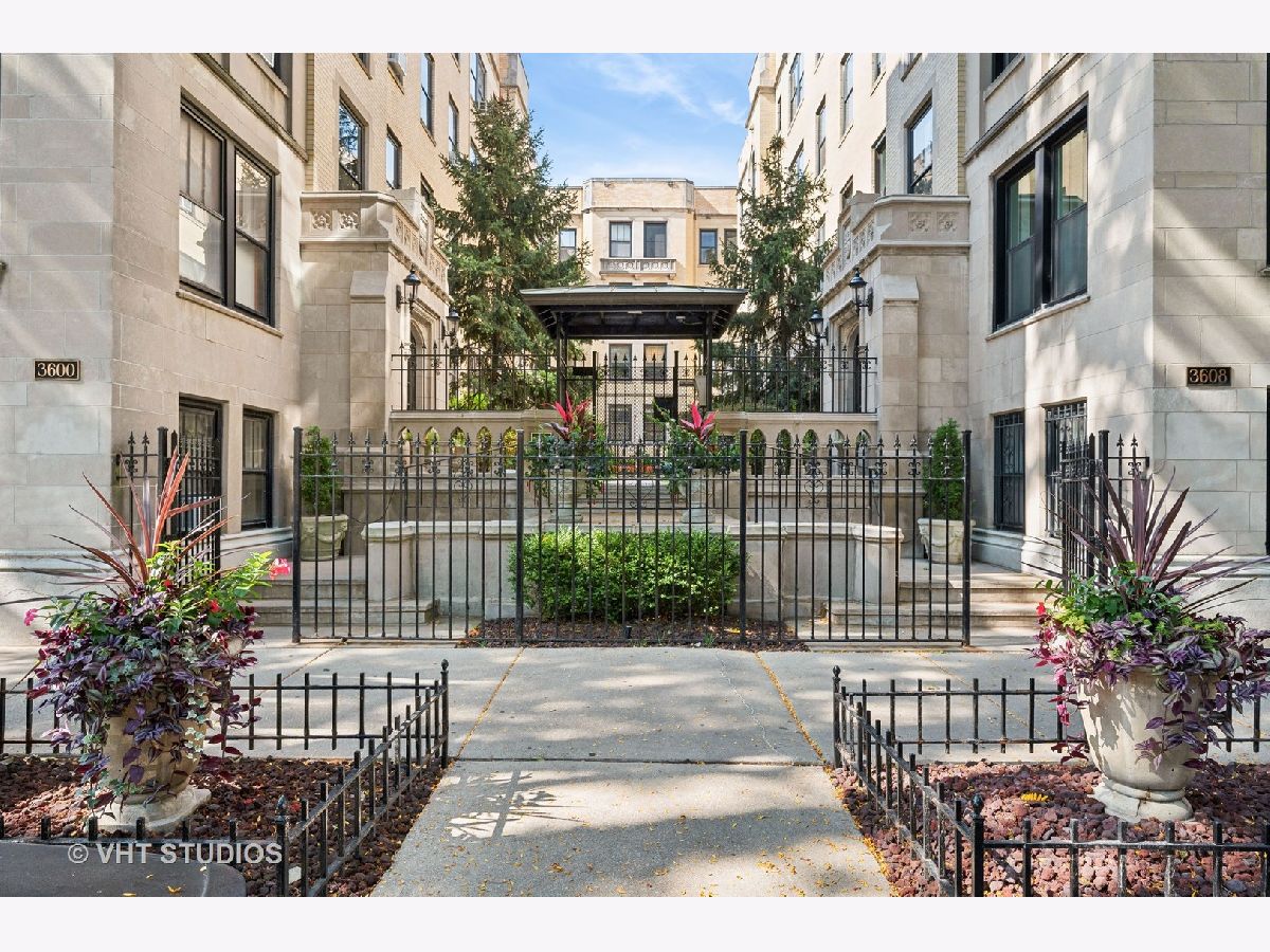 Condos & Townhomes Sold Pine Grove Court Chicago Illinois, 3600 Pine Grove