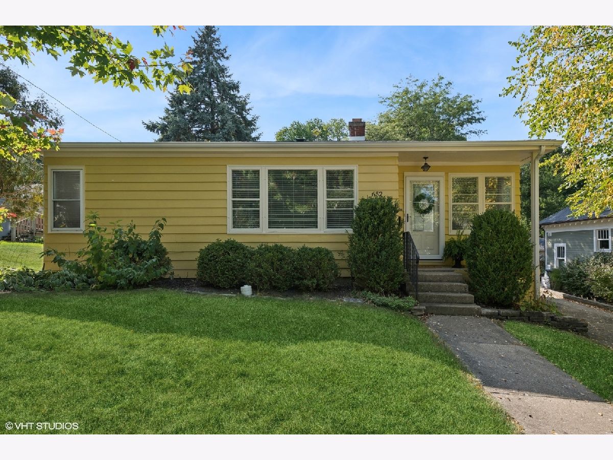 Homes & Townhomes & Condos Rented Barrington Village Barrington Illinois, 652 Cook