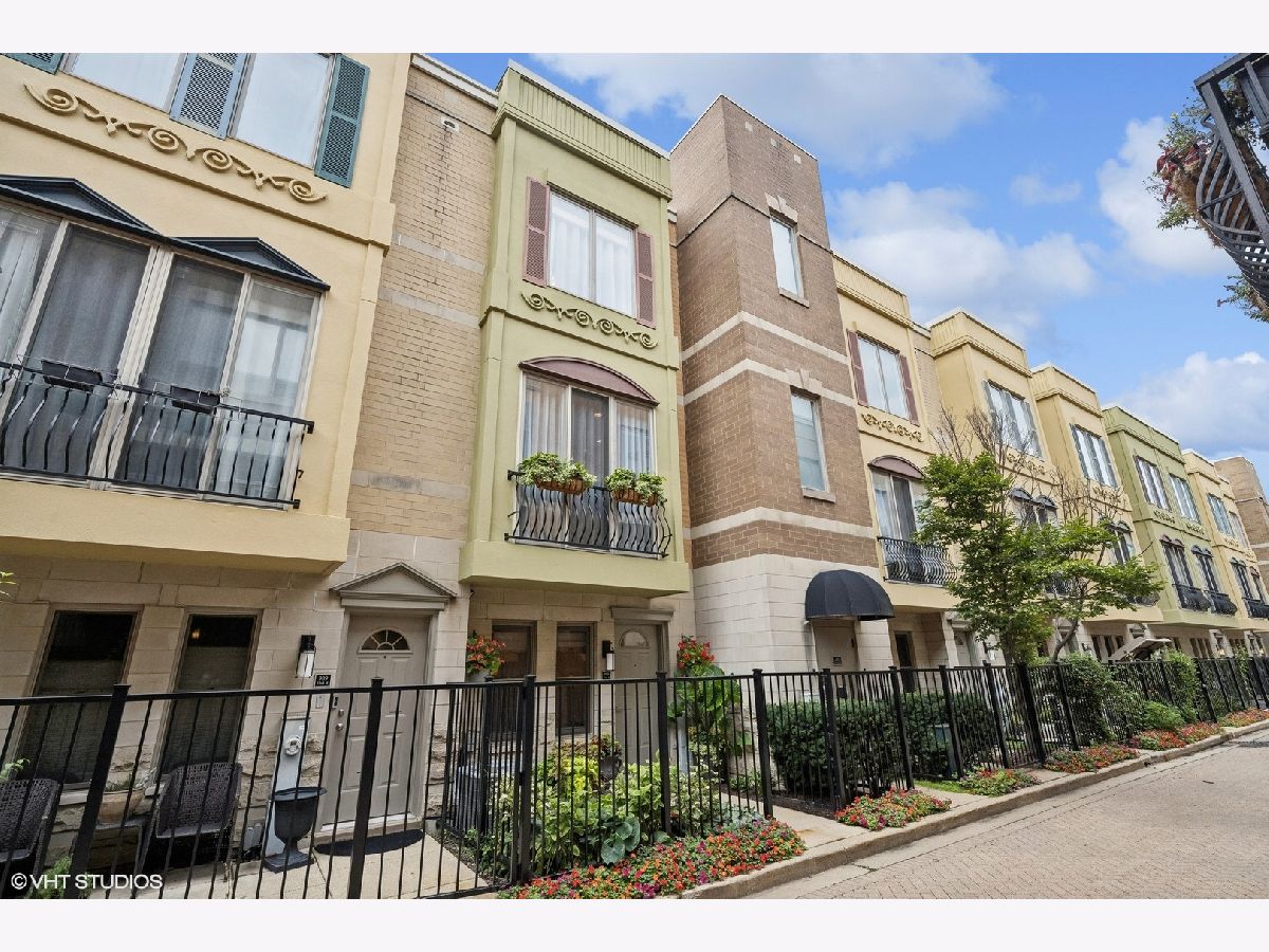 Townhomes Sold Via Como Due Chicago Illinois, 909 Ohio